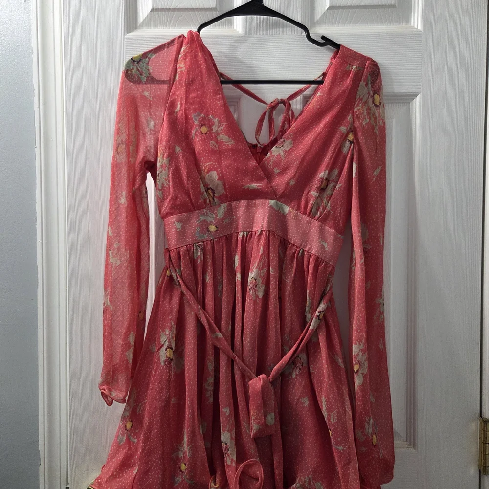 Elegant Pink Long Sleeve Dress with Floral Accents - Picture 2 of 6
